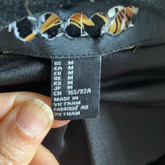 Size: M. 🤩 Eye-catching Blazer. 64% polyester/33% cotton. Worn 1x- like new! - Picture 3 of 9